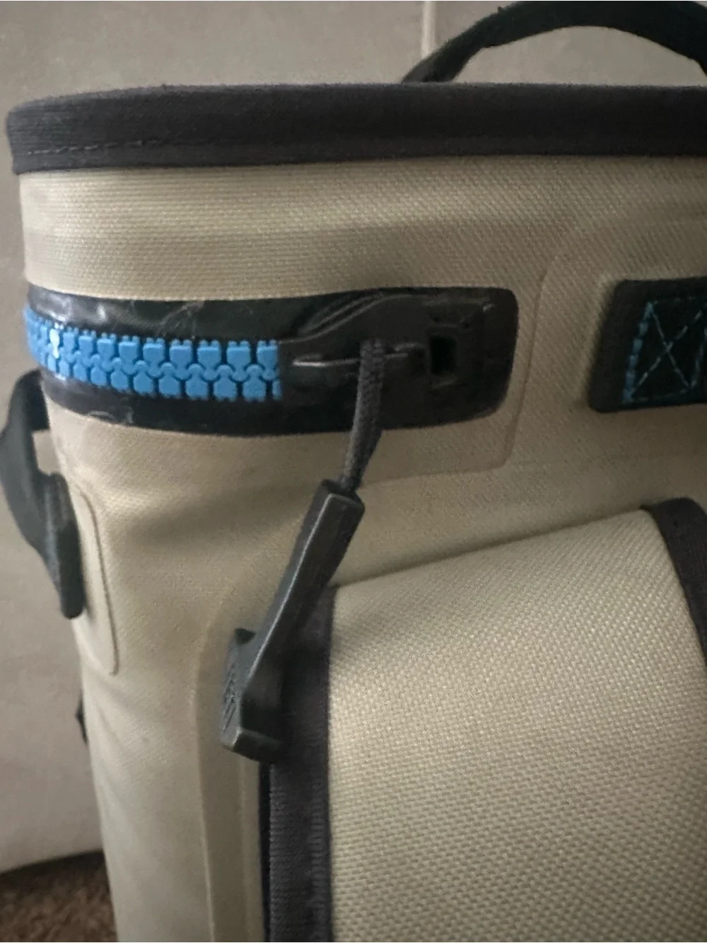 Yeti Backpack Hopper Cooler (24) with Blue Zipper blue/ grey